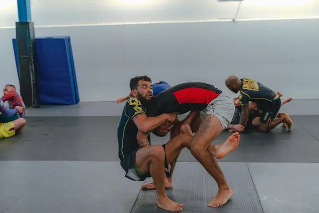 nogi udøver i rashguard. den ene udfører en guillotine