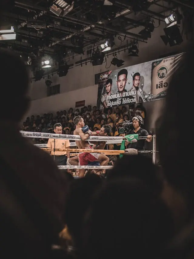 2 profesionelle muay thai kæmpere midt i en kamp